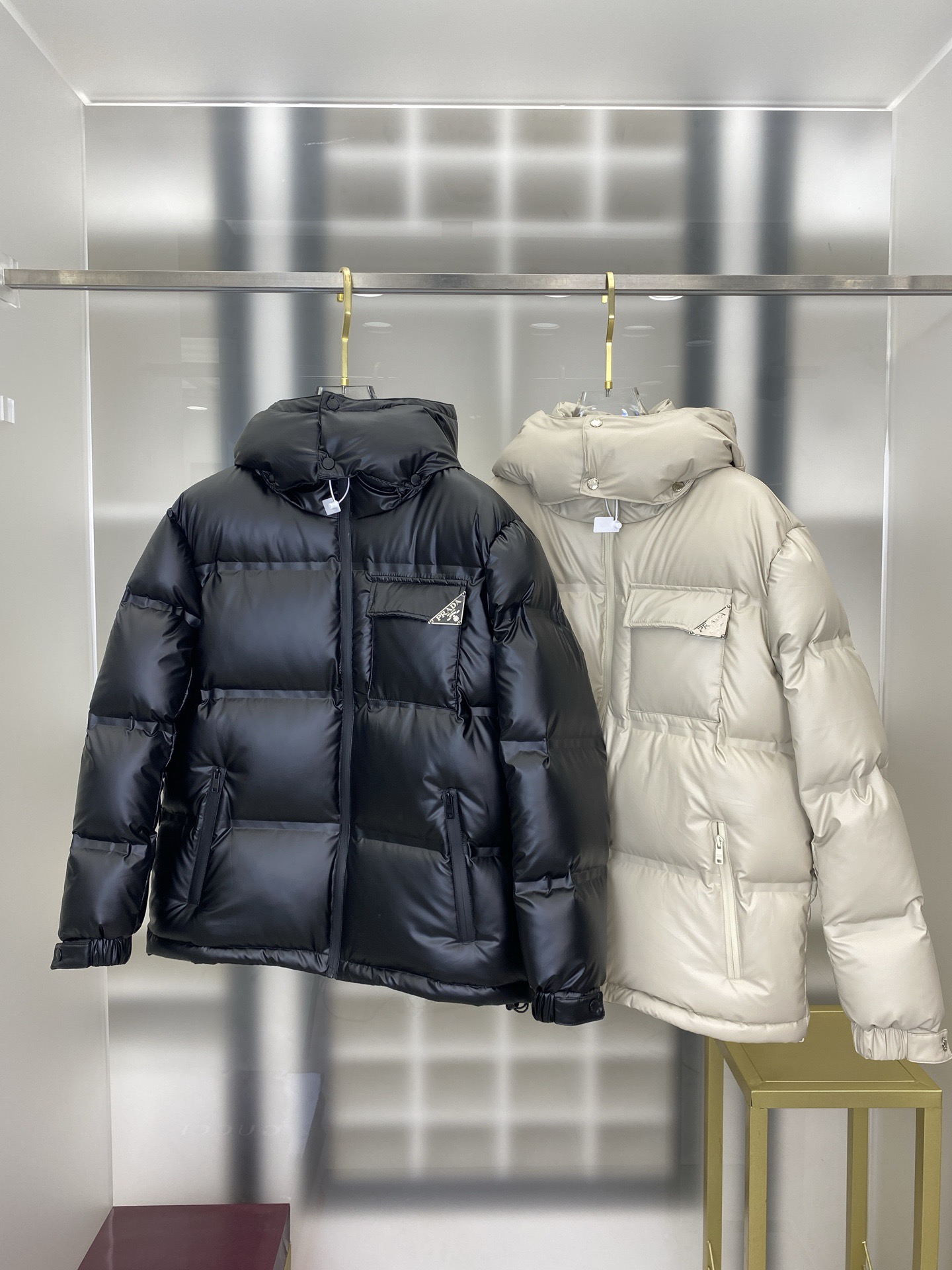 PRADAプラダ 冬のダウンジャケット 旬の新作 三角標ユニセックスMONCLER