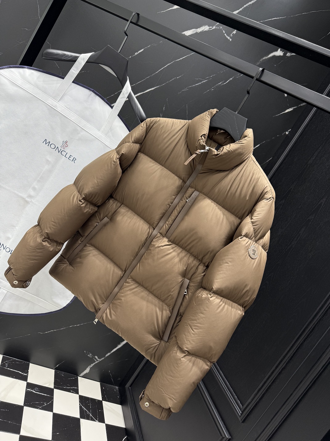 【人気商品】𝐌𝐎𝐍𝐂𝐋𝐄𝐑 モンクレール Besbre レザーパッチ ダウンジャケット ユニセックスモデル