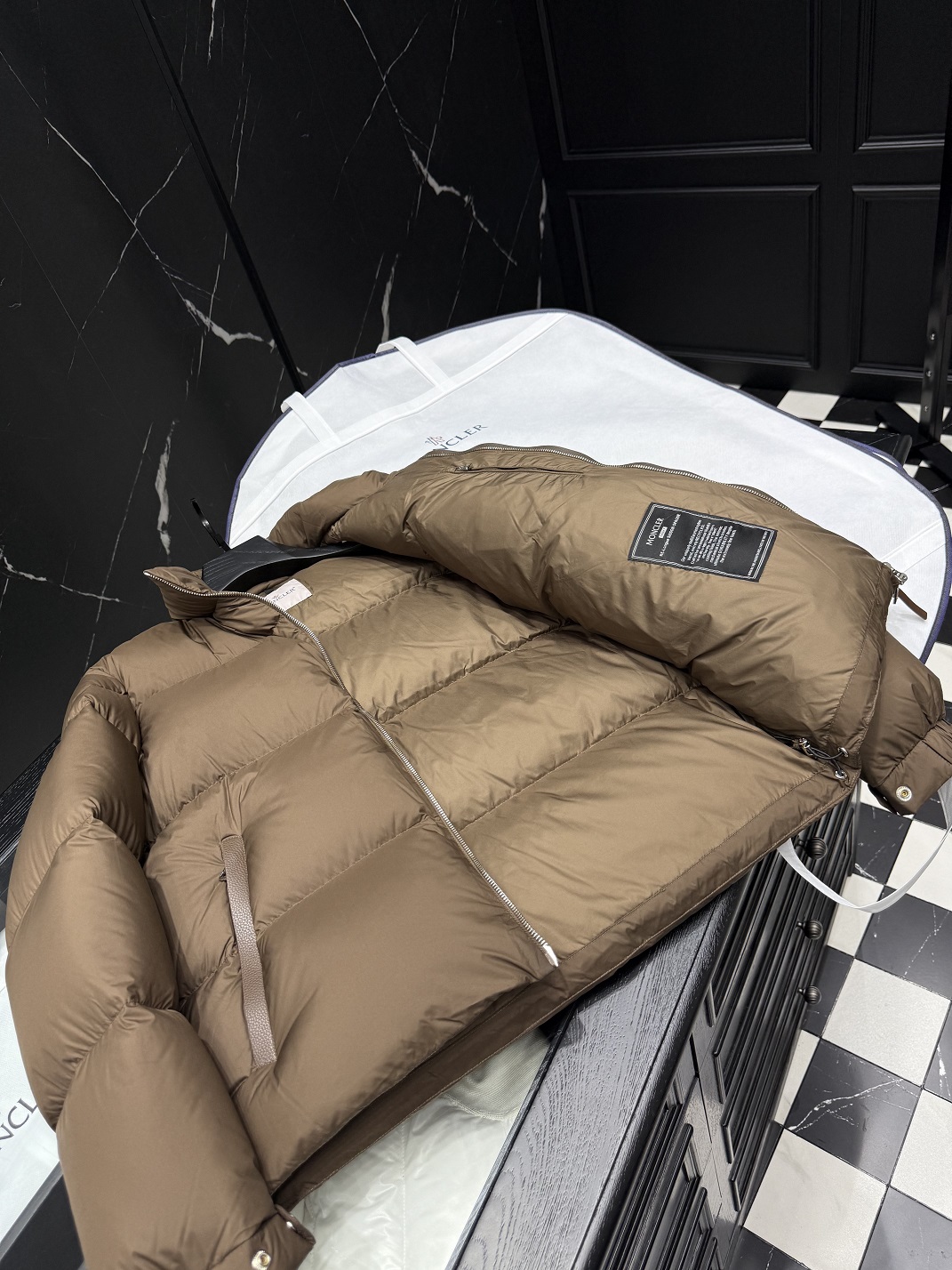 【人気商品】𝐌𝐎𝐍𝐂𝐋𝐄𝐑 モンクレール Besbre レザーパッチ ダウンジャケット ユニセックスモデル