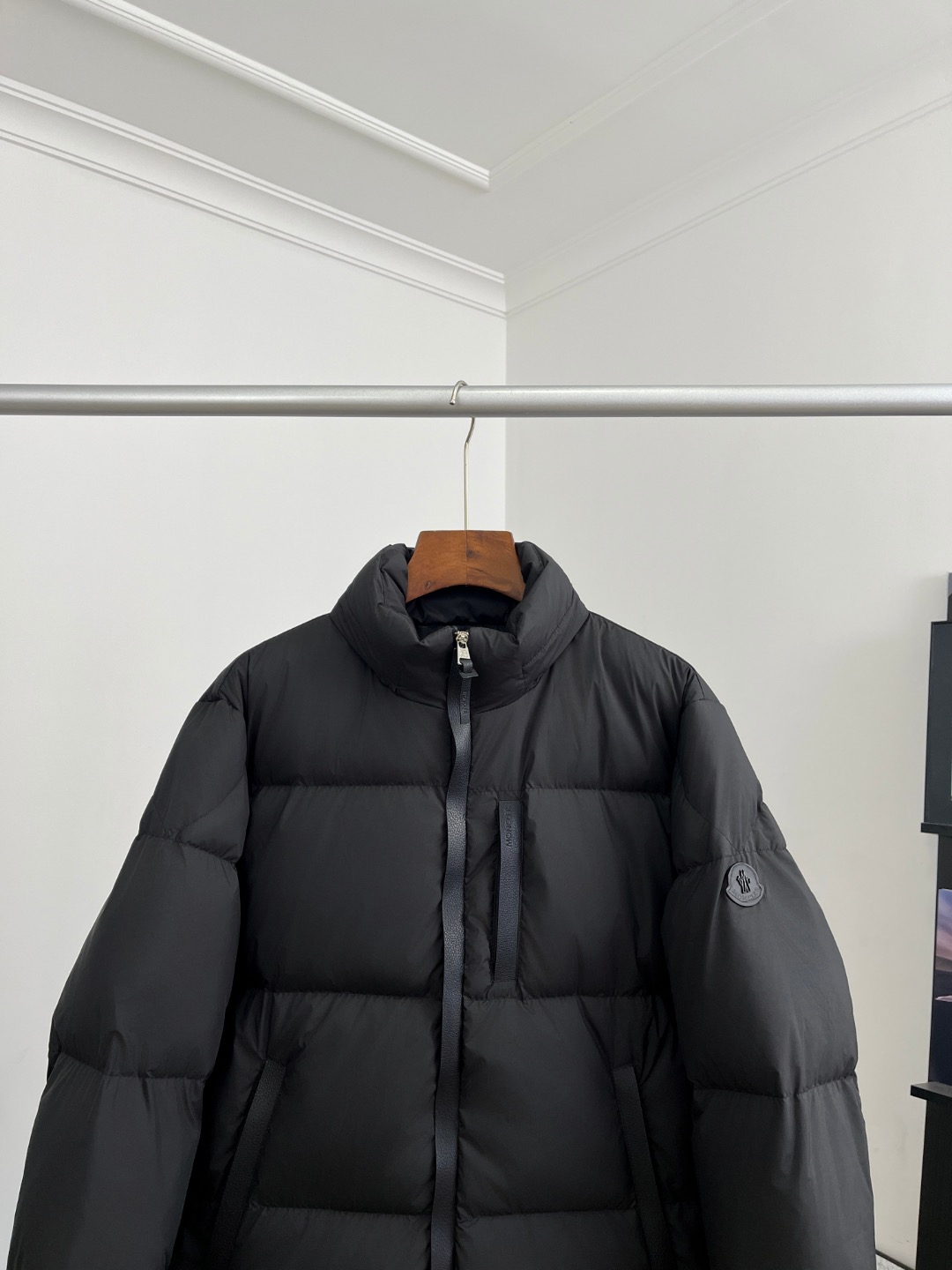 【人気商品】𝐌𝐎𝐍𝐂𝐋𝐄𝐑 モンクレール Besbre レザーパッチ ダウンジャケット ユニセックスモデル