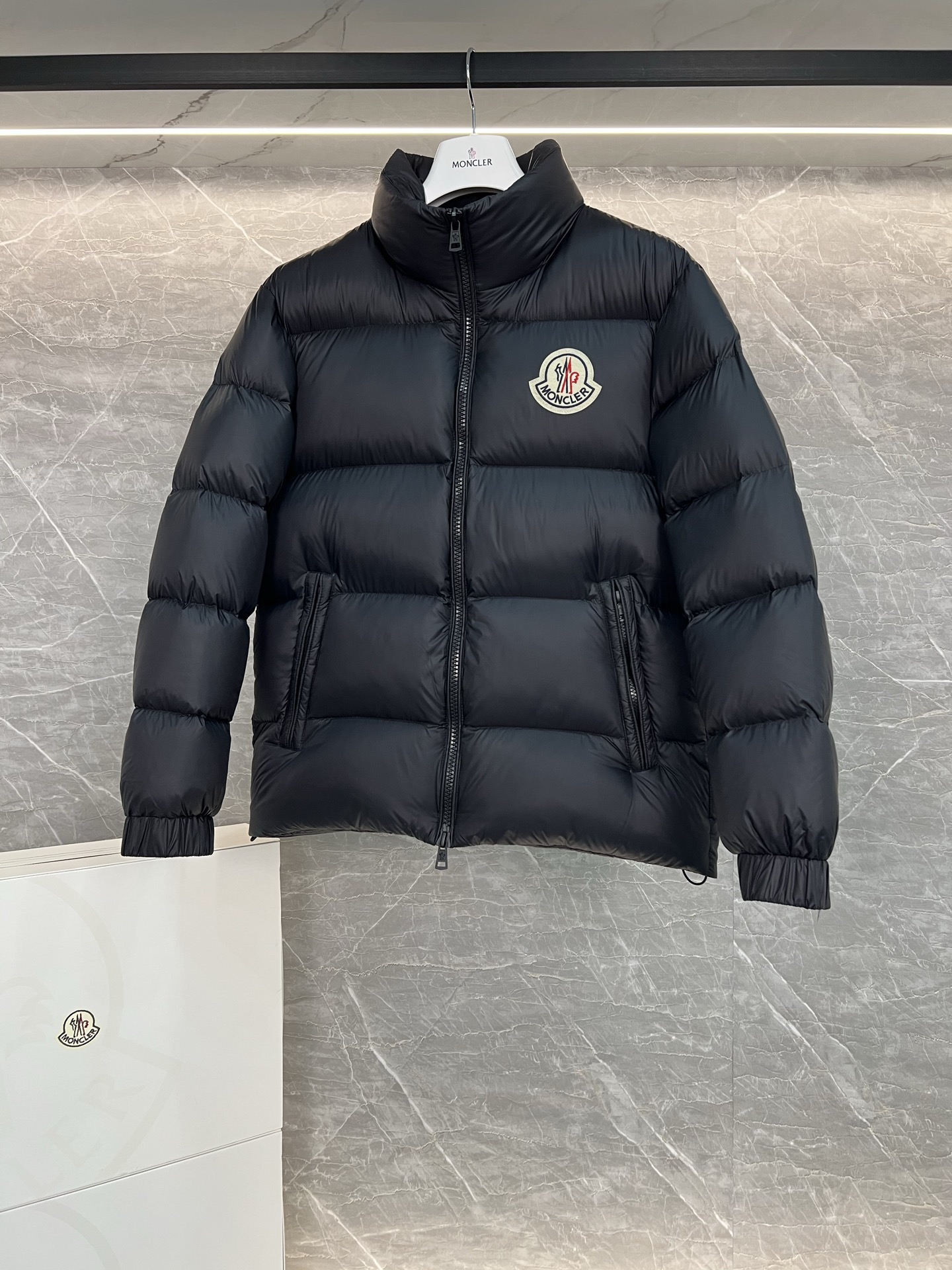 【人気商品】𝐌𝐎𝐍𝐂𝐋𝐄𝐑 モンクレール ビッグロゴ ダウンジャケット ユニセックスモデル