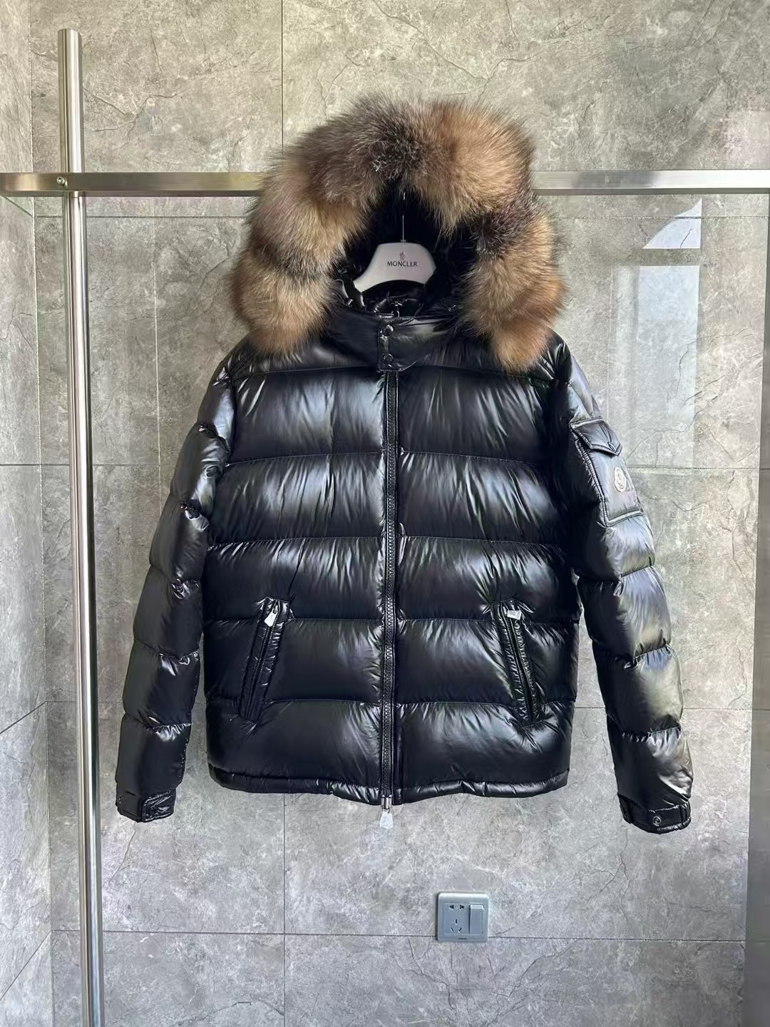 【人気商品】𝐌𝐎𝐍𝐂𝐋𝐄𝐑 モンクレール ビッグファーカラー ダウンジャケット ユニセックスモデル