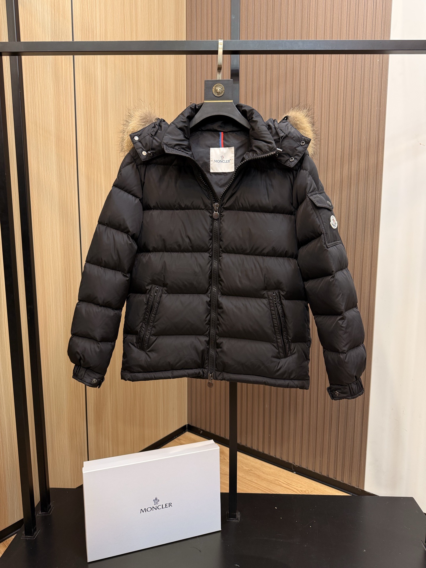 【人気商品】𝐌𝐎𝐍𝐂𝐋𝐄𝐑 モンクレール ビッグファーカラー ダウンジャケット ユニセックスモデル