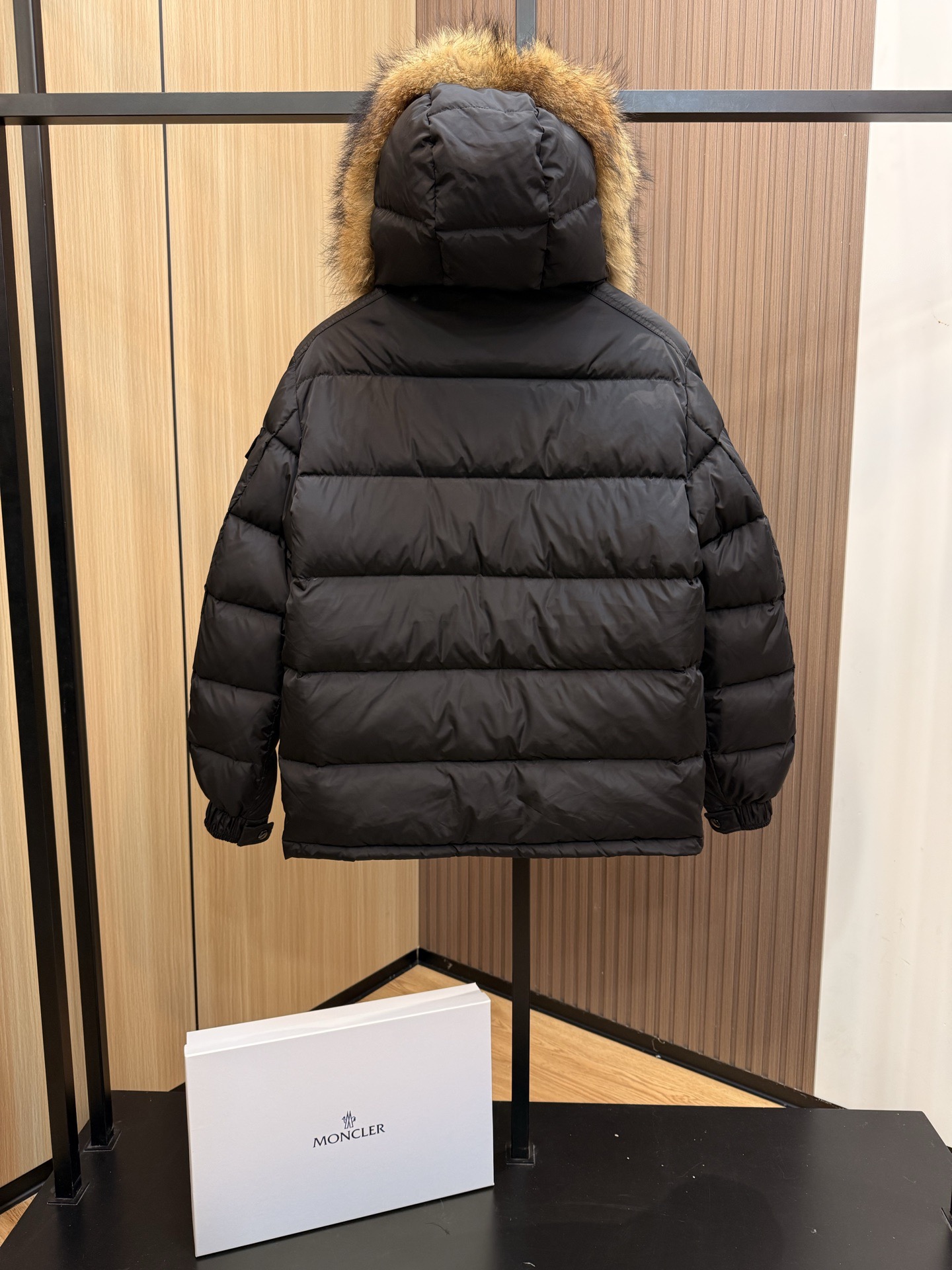 【人気商品】𝐌𝐎𝐍𝐂𝐋𝐄𝐑 モンクレール ビッグファーカラー ダウンジャケット ユニセックスモデル