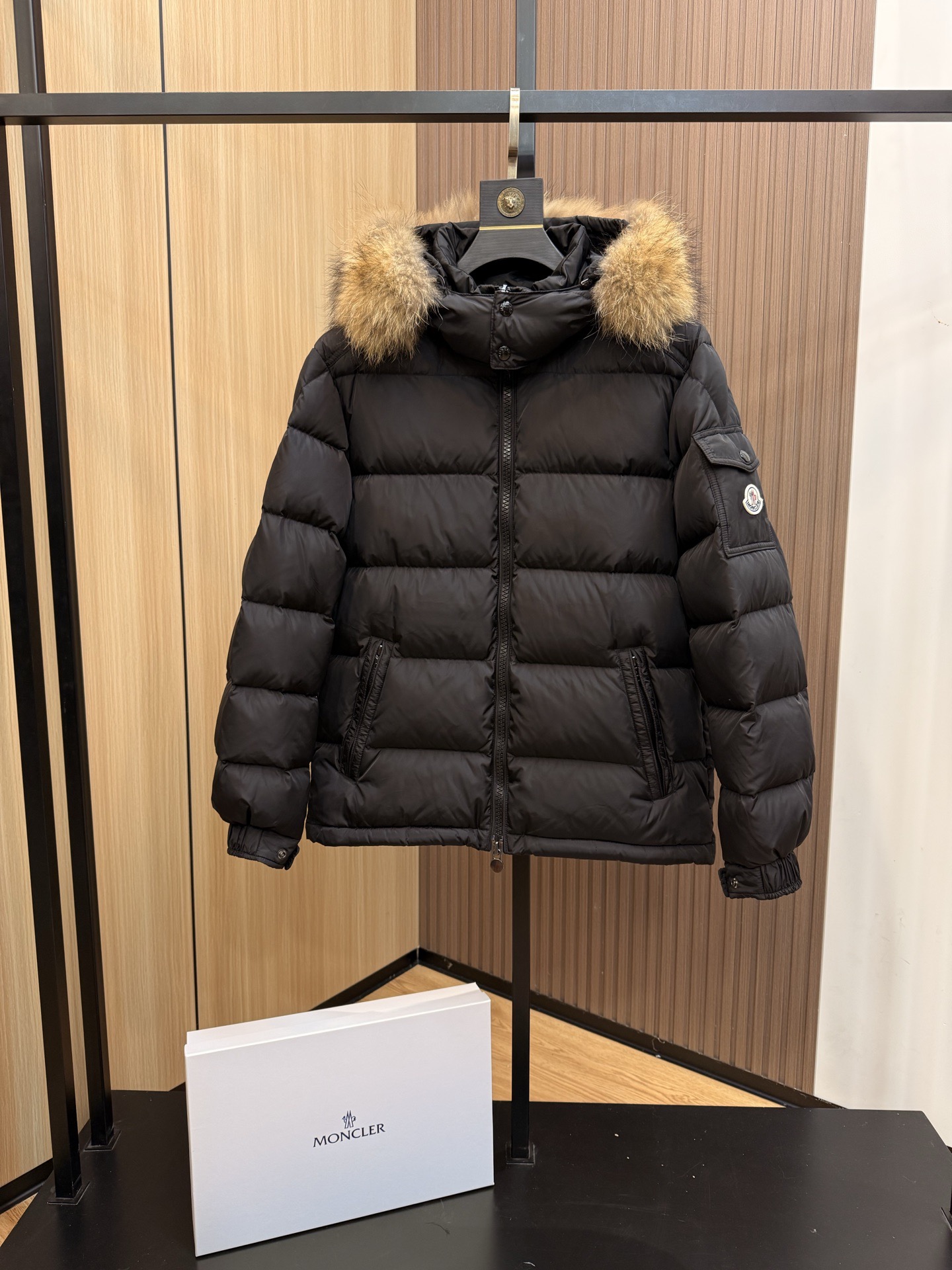 【人気商品】𝐌𝐎𝐍𝐂𝐋𝐄𝐑 モンクレール ビッグファーカラー ダウンジャケット ユニセックスモデル