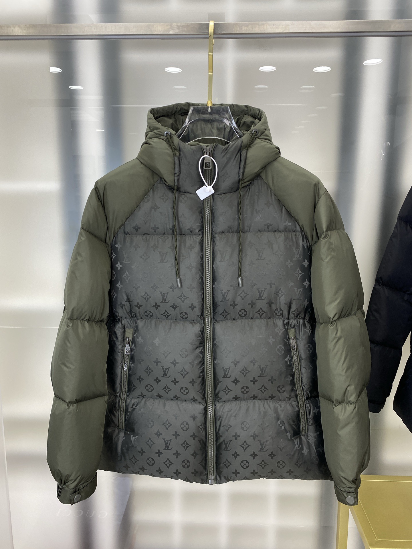 LOUIS VUITTON 2025年新作 LV ダウンジャケット フルロゴプリント ユニセックスモデル