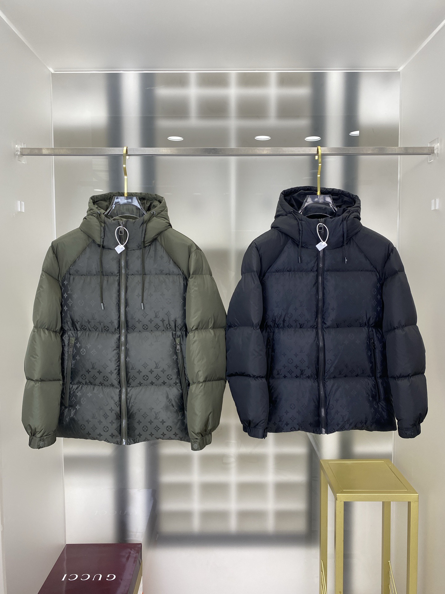 LOUIS VUITTON 2025年新作 LV ダウンジャケット フルロゴプリント ユニセックスモデル