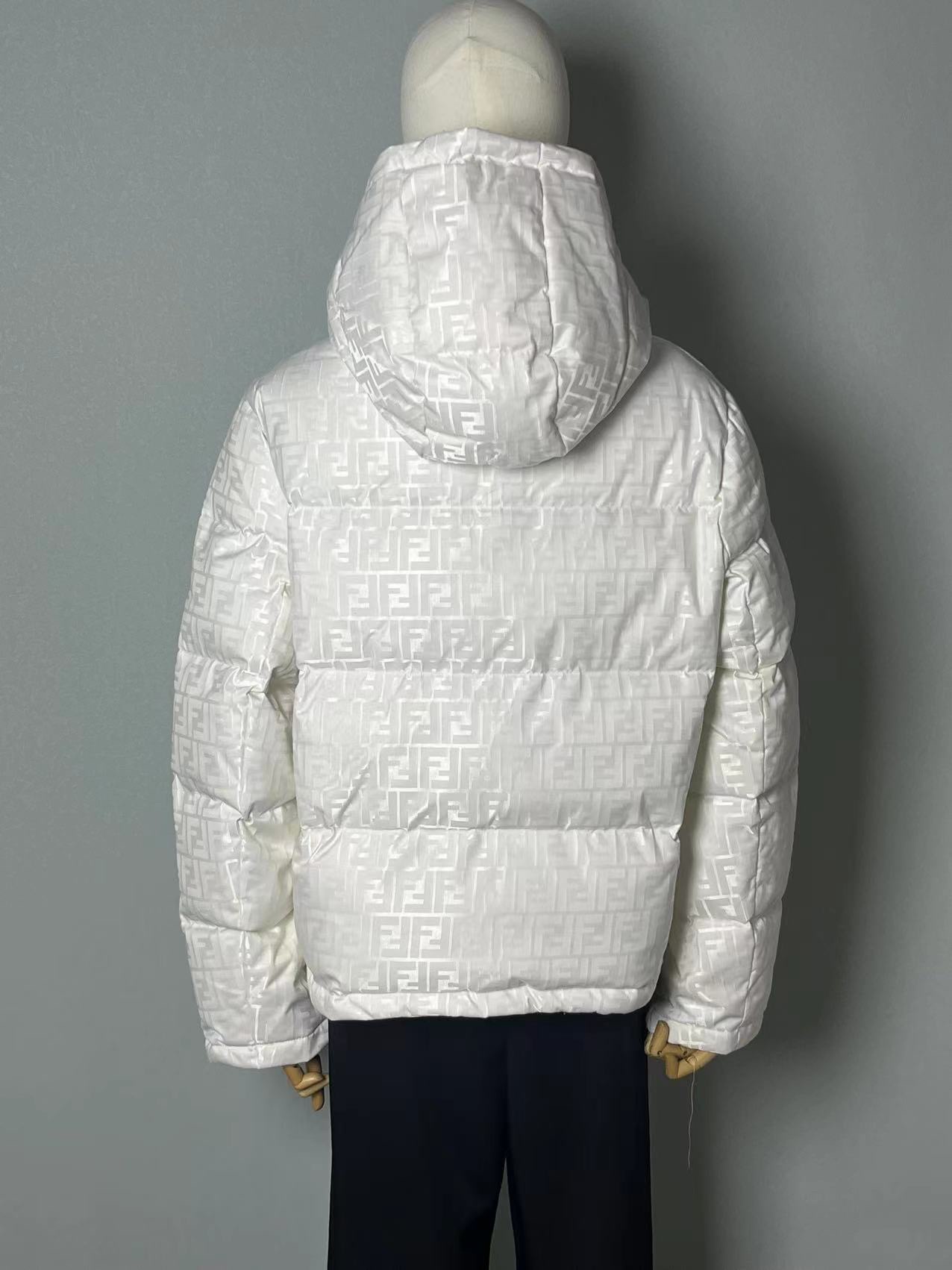 FENDI フェンディ フルロゴ ダウンジャケットMONCLER