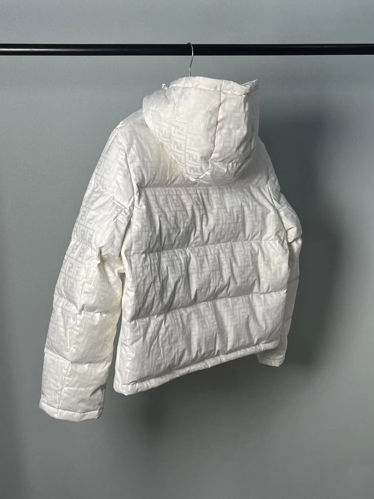 FENDI フェンディ フルロゴ ダウンジャケットMONCLER