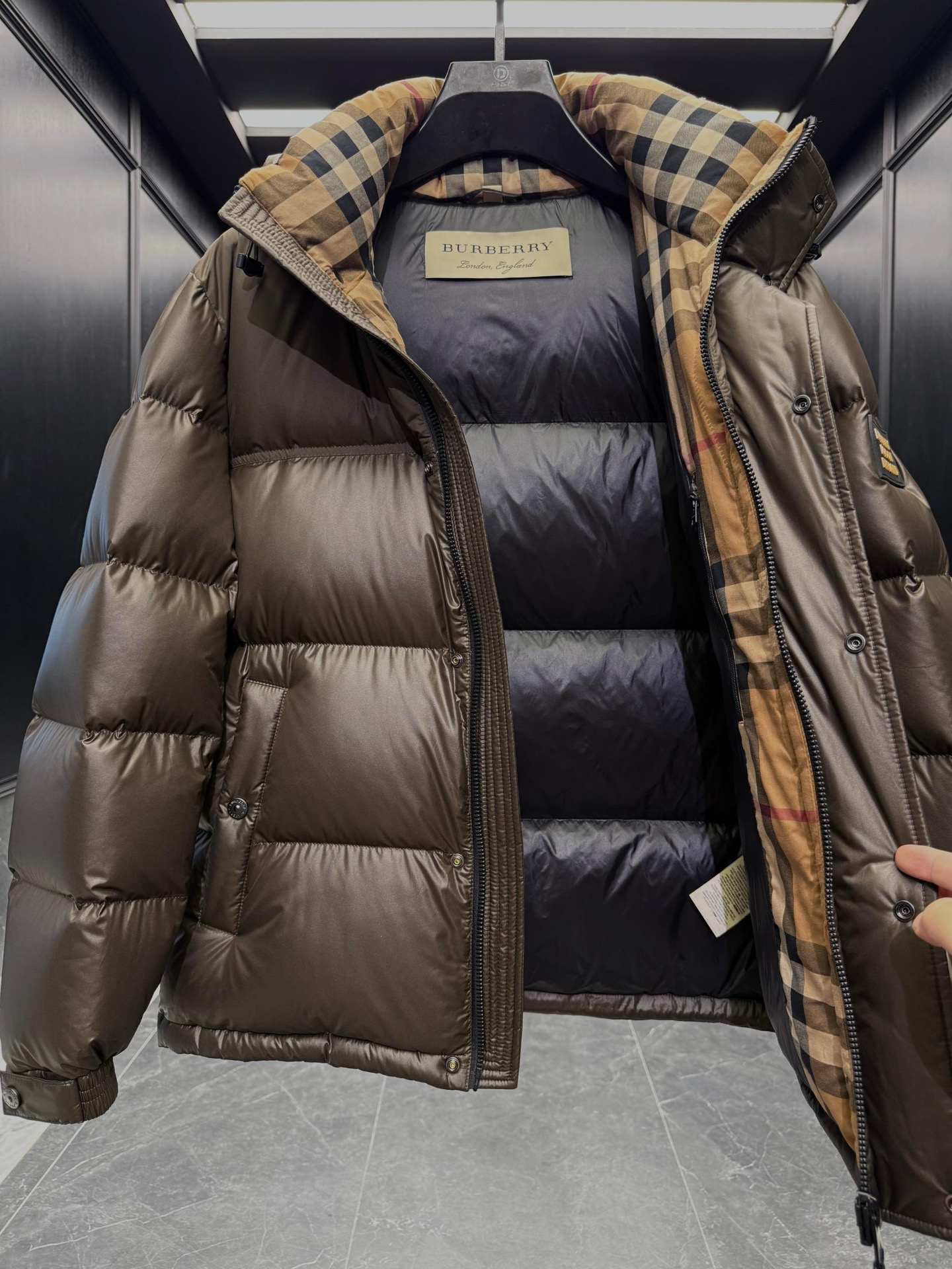 BURBERRY 2025年新作 バーバリー ダウンジャケット フルロゴプリント ユニセックスモデル moncler