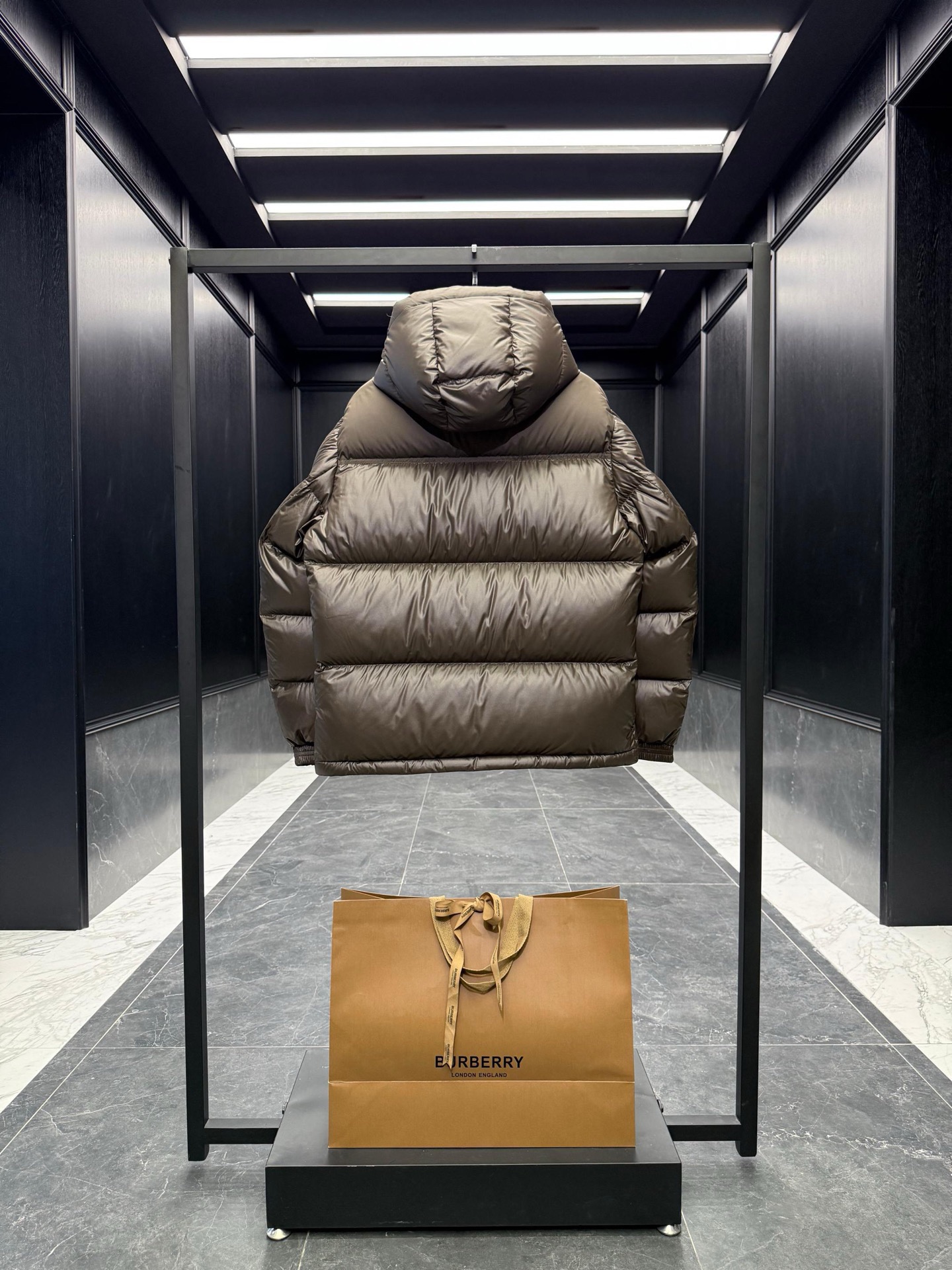BURBERRY 2025年新作 バーバリー ダウンジャケット フルロゴプリント ユニセックスモデル moncler