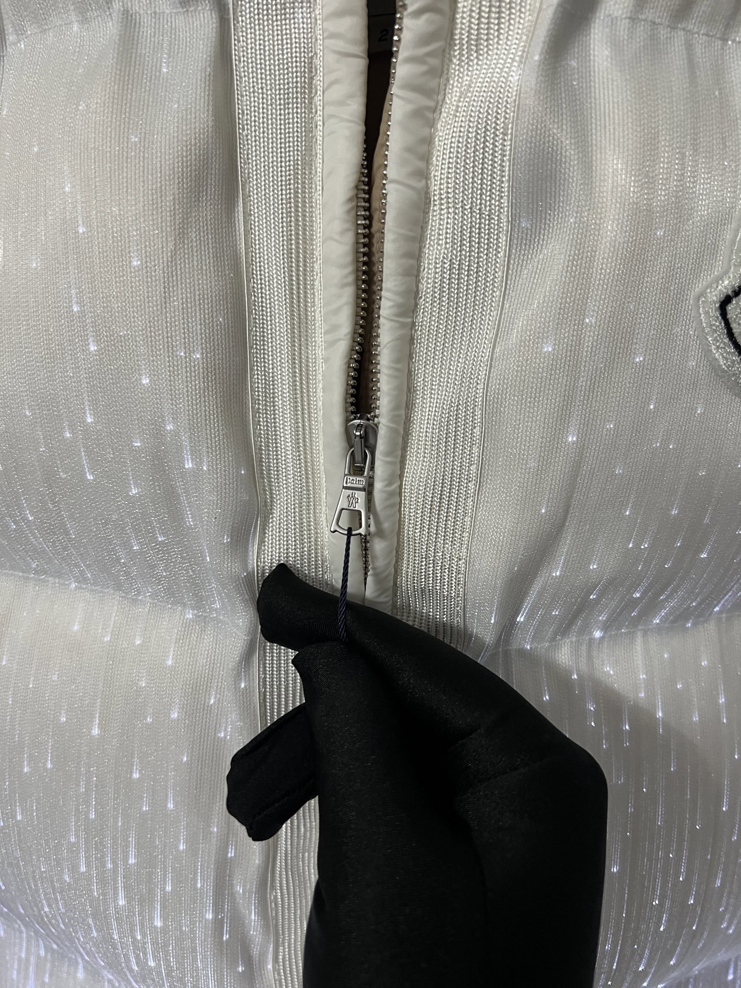 【人気商品】𝐌𝐎𝐍𝐂𝐋𝐄𝐑 新型発光薄型ダウンジャケット