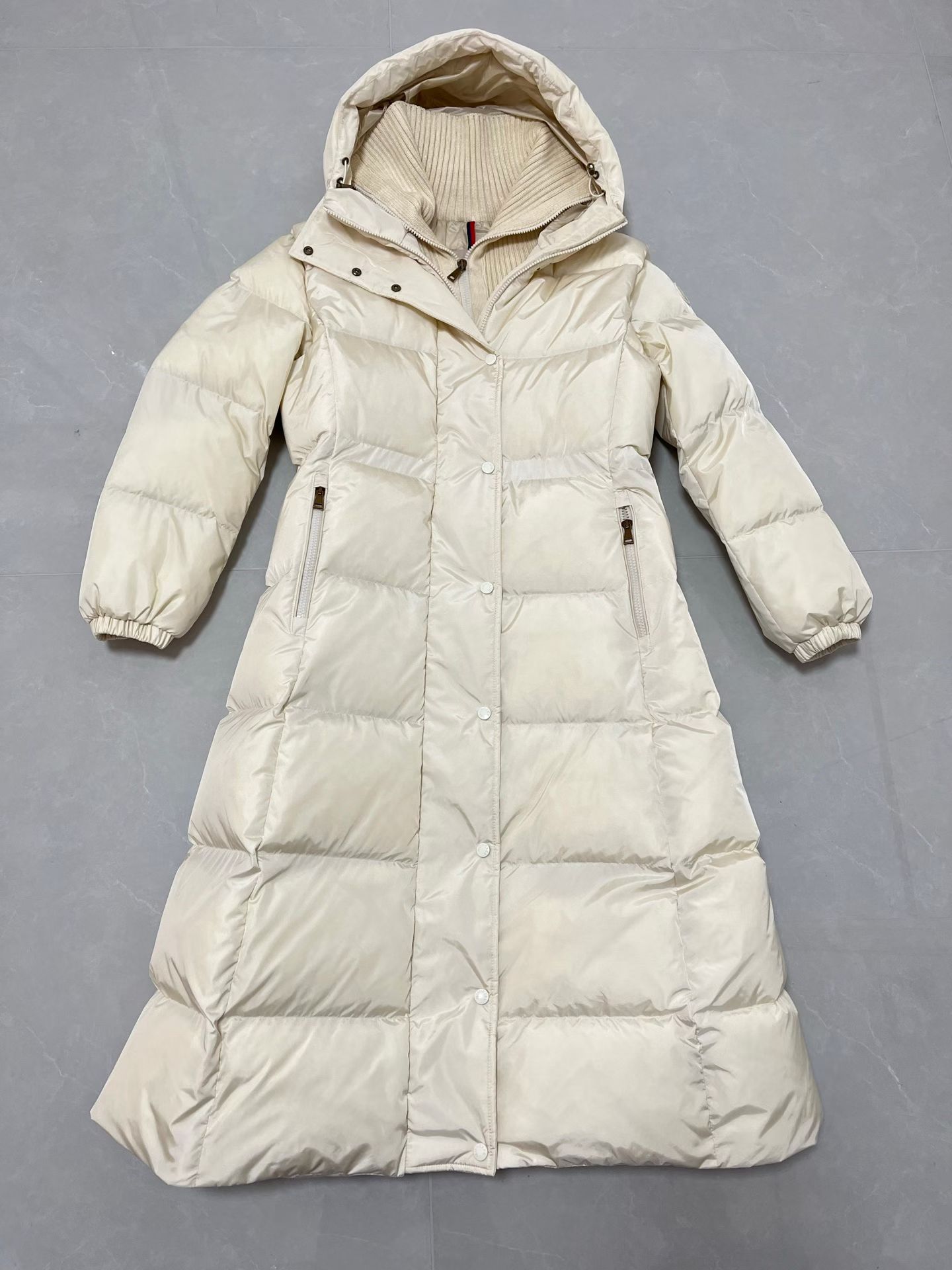 Moncler（モンクレール） 2025年最新作 逃亡中の王女 ファッションデザイナーズモデル ダウンジャケット レディース