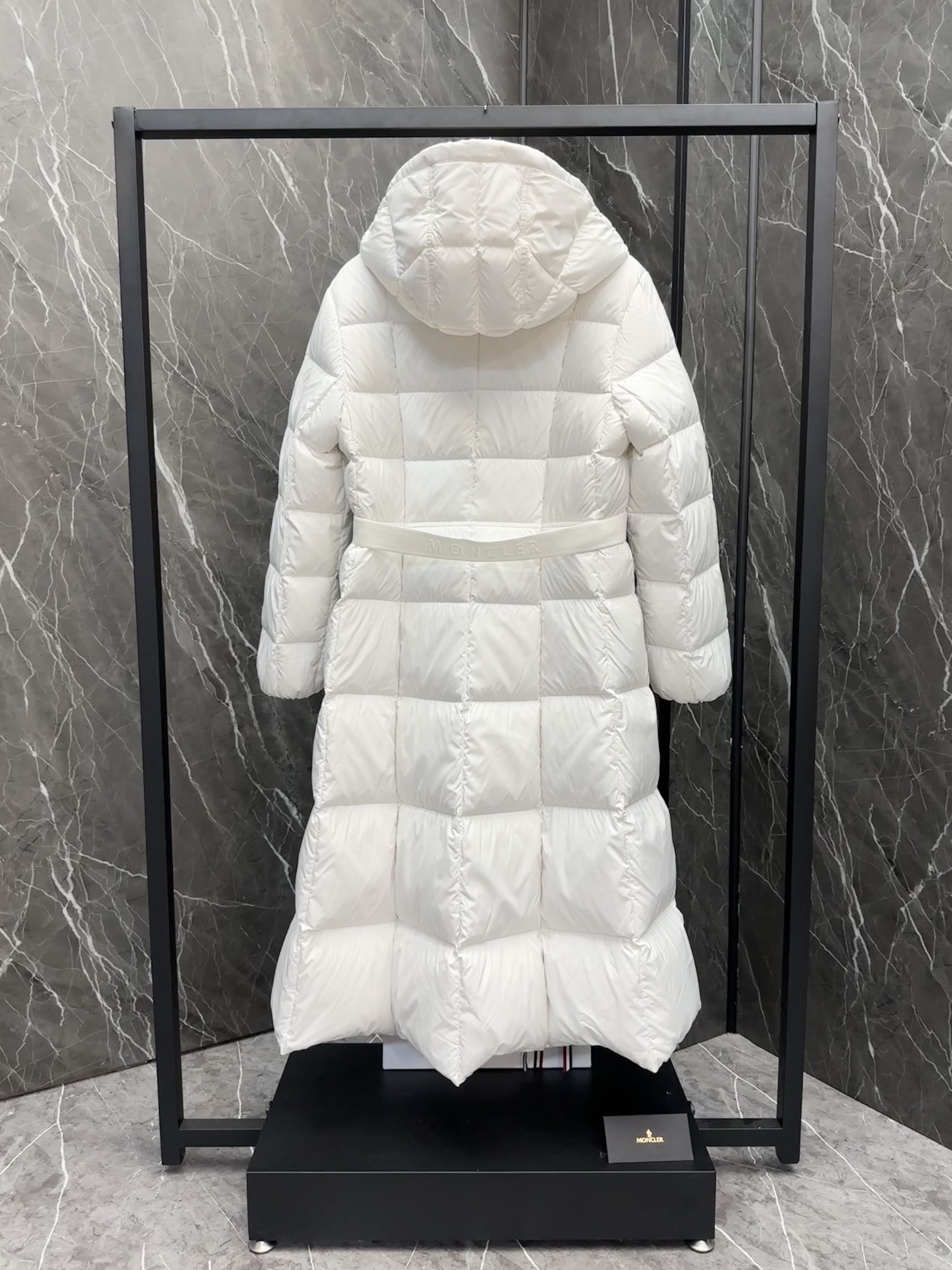 Moncler（モンクレール） 2025年最新作 逃亡中の王女 ファッションデザイナーズモデル ダウンジャケット レディース