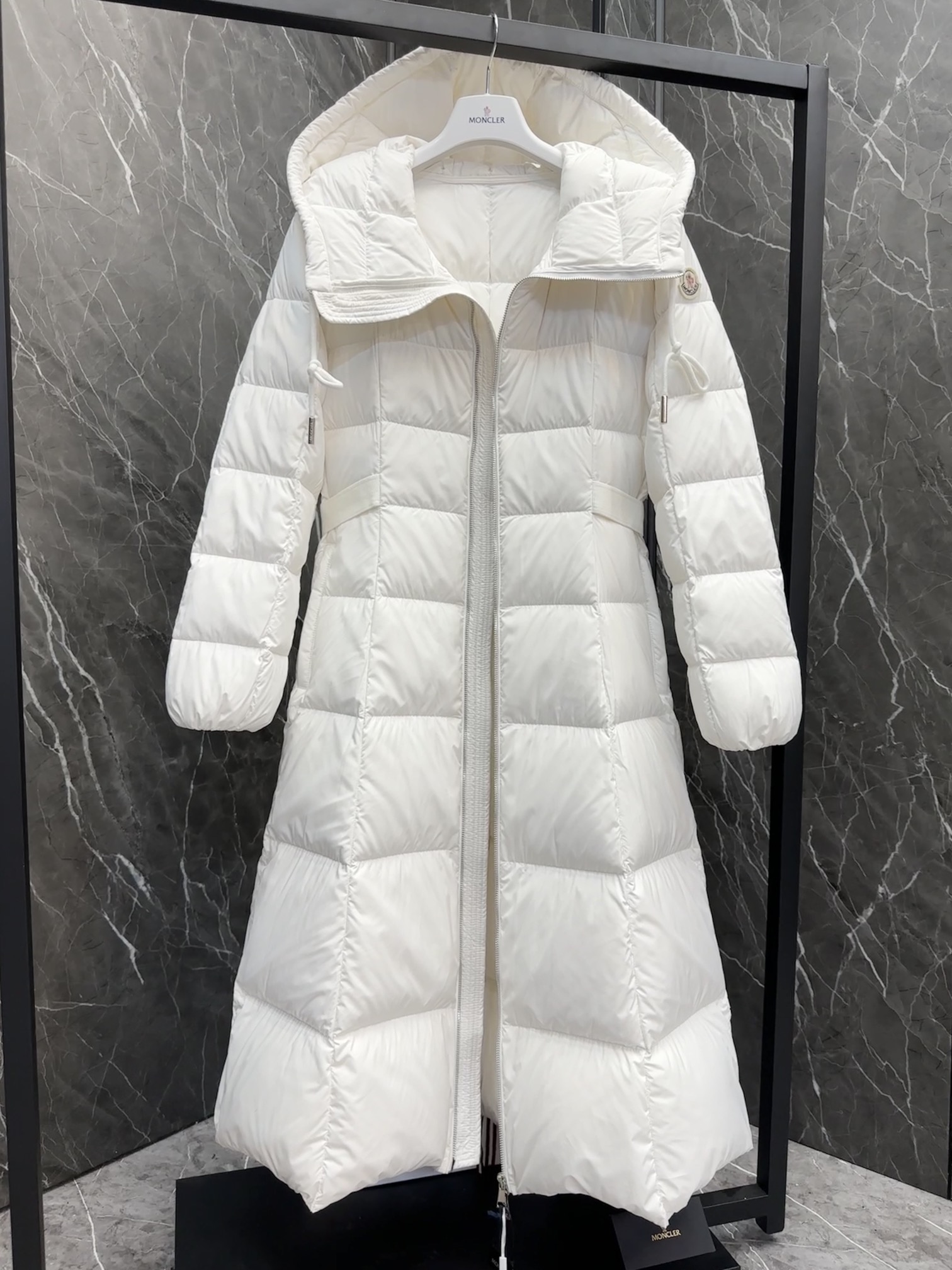 Moncler（モンクレール） 2025年最新作 逃亡中の王女 ファッションデザイナーズモデル ダウンジャケット レディース
