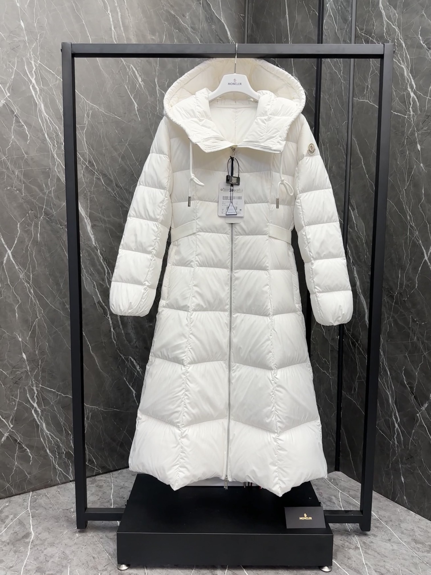 Moncler（モンクレール） 2025年最新作 逃亡中の王女 ファッションデザイナーズモデル ダウンジャケット レディース