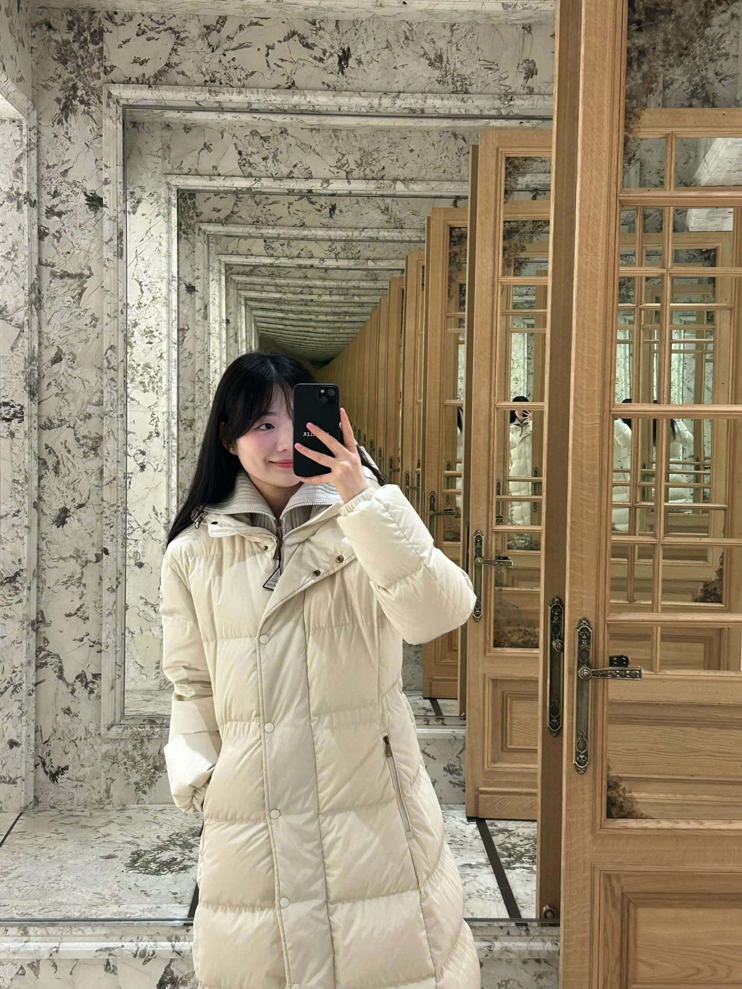 Moncler（モンクレール） 2025年最新作 逃亡中の王女 ファッションデザイナーズモデル ダウンジャケット レディース