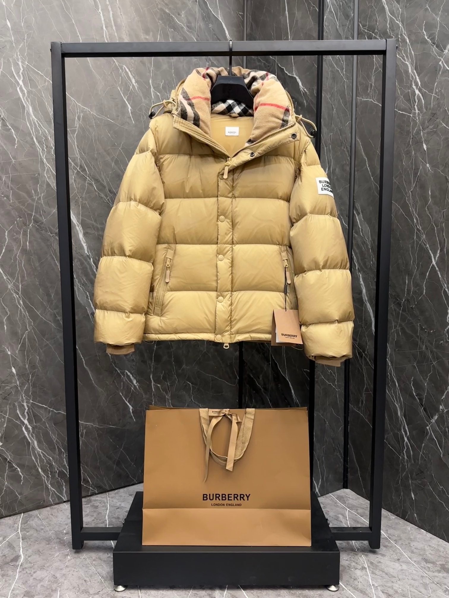 BURBERRY 2025年新作 バーバリーの冬用ダウンジャケットは、男女兼用で袖の取り外しが可能です moncler