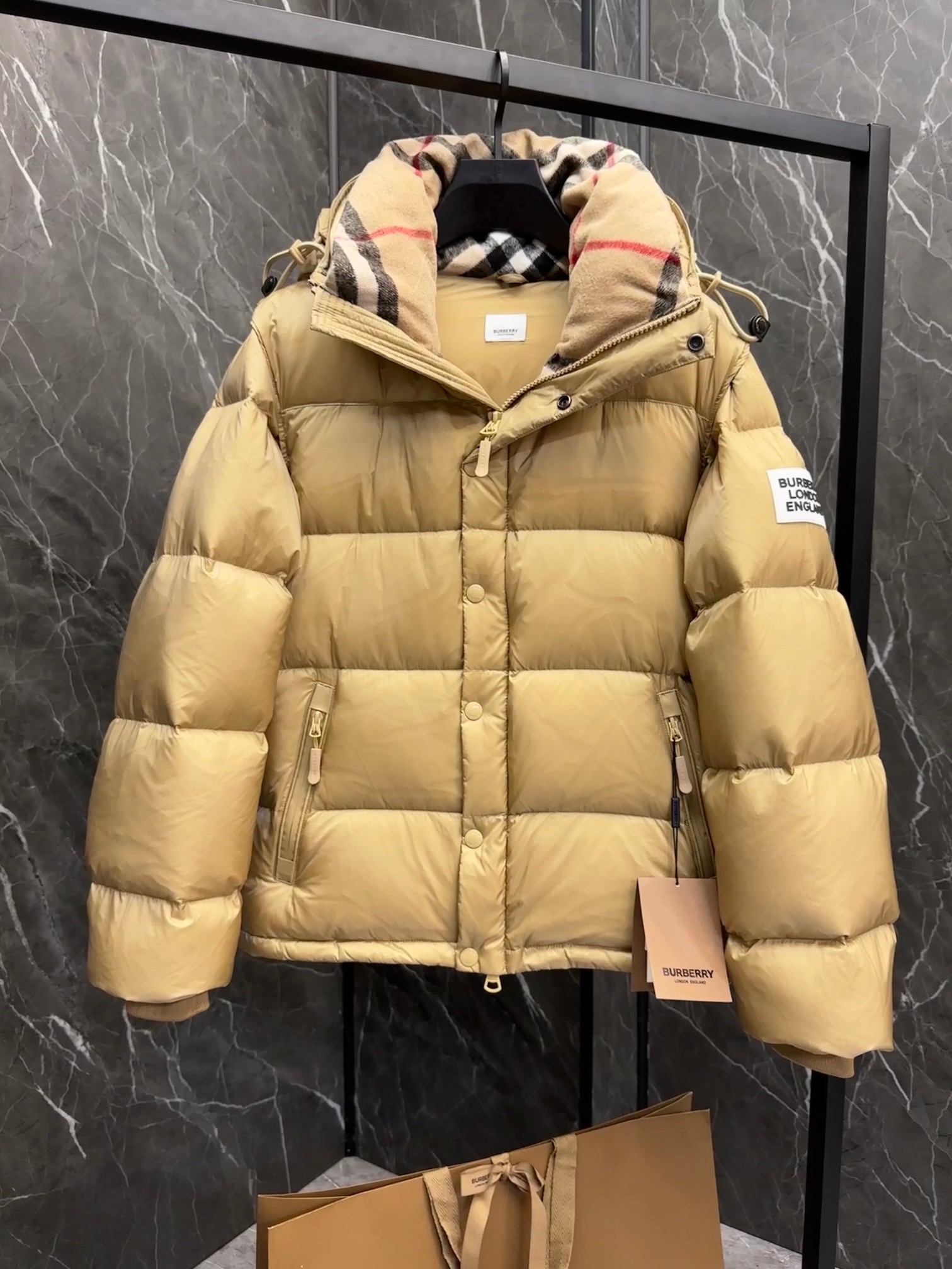 BURBERRY 2025年新作 バーバリーの冬用ダウンジャケットは、男女兼用で袖の取り外しが可能です moncler