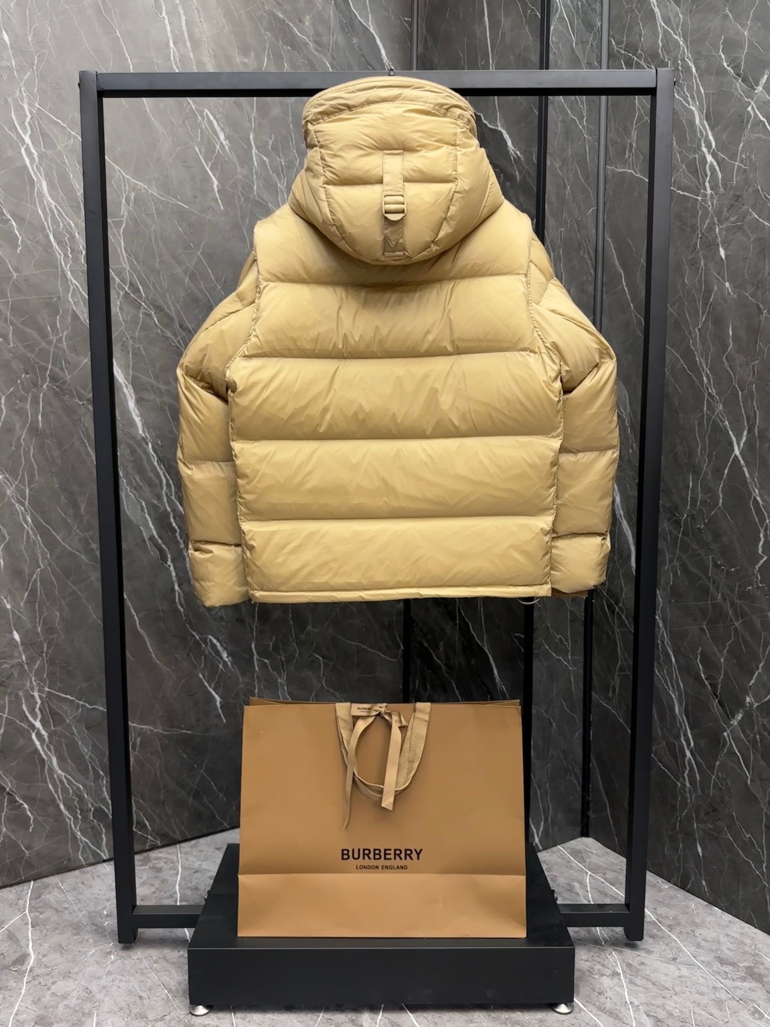 BURBERRY 2025年新作 バーバリーの冬用ダウンジャケットは、男女兼用で袖の取り外しが可能です moncler