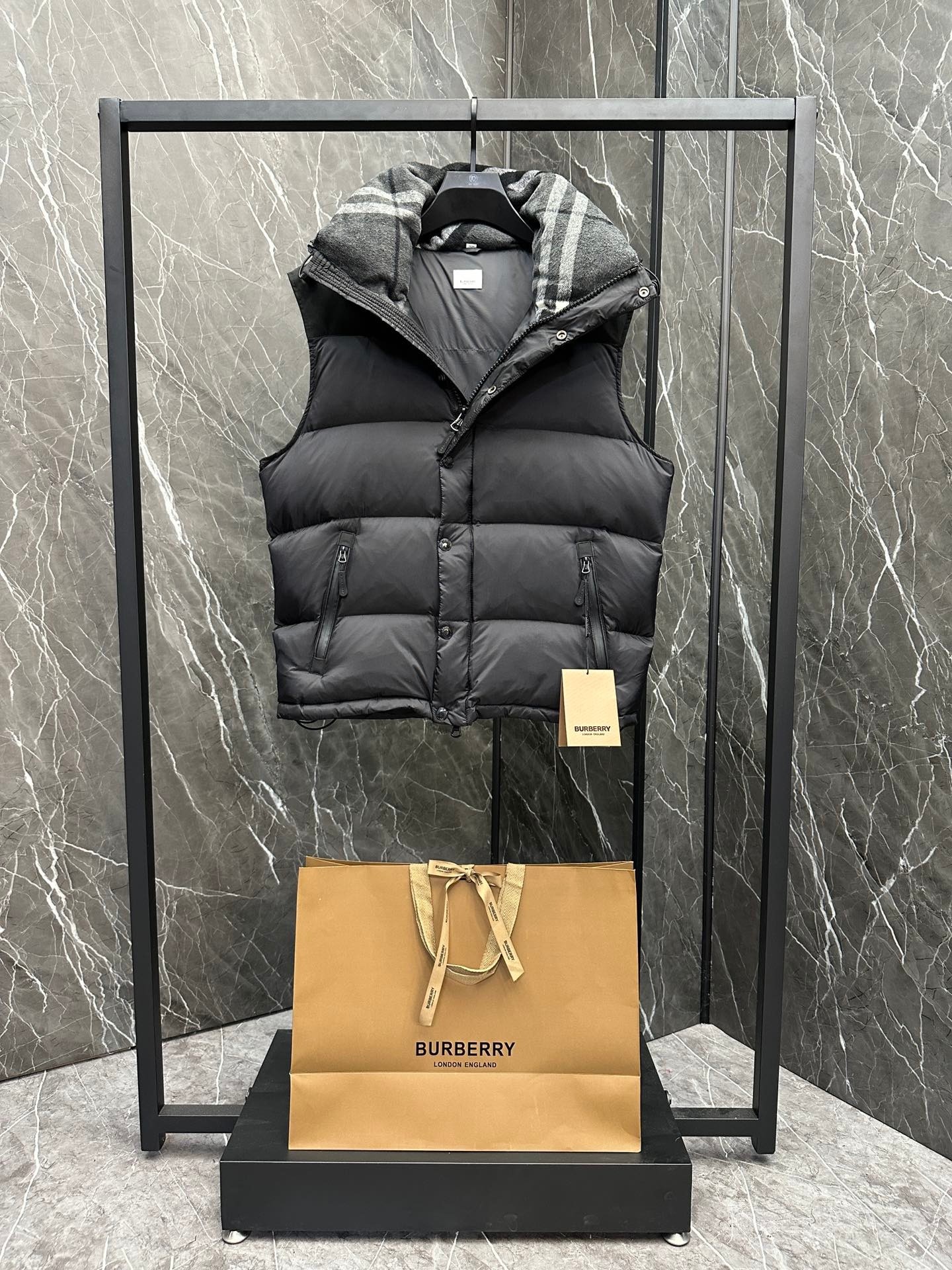 BURBERRY 2025年新作 バーバリーの冬用ダウンジャケットは、男女兼用で袖の取り外しが可能です moncler