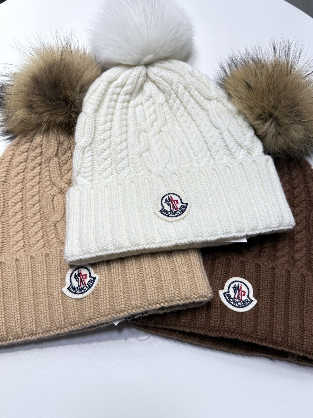 モンクレール新作 フォックスファーボール付きニット帽 Moncler