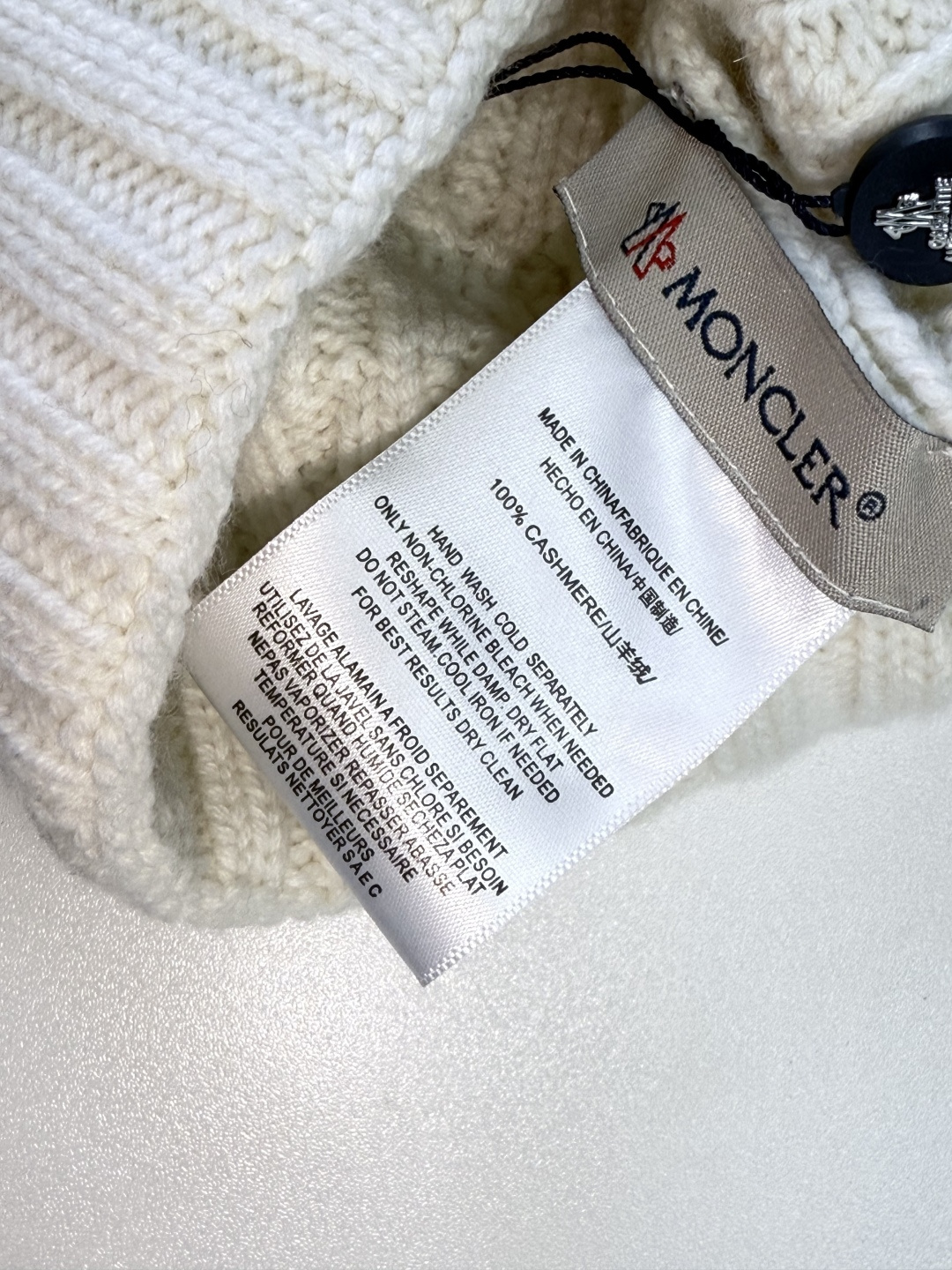 モンクレール新作 フォックスファーボール付きニット帽 Moncler