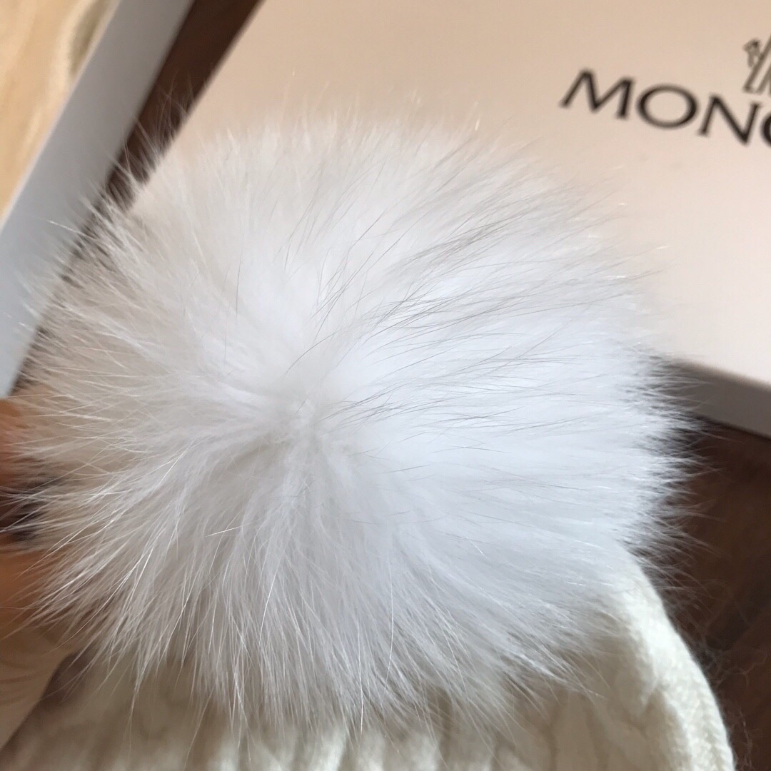 モンクレール新作 フォックスファーボール付きニット帽+マフラー 2枚 Moncler