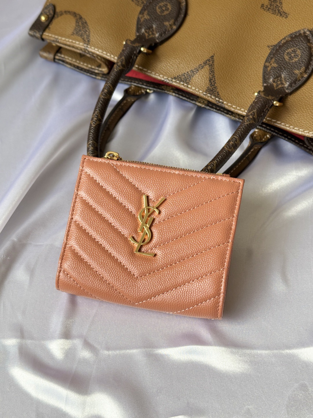 【サンローラン】大人気ロゴ 小銭入れ付き 三つ折り財布