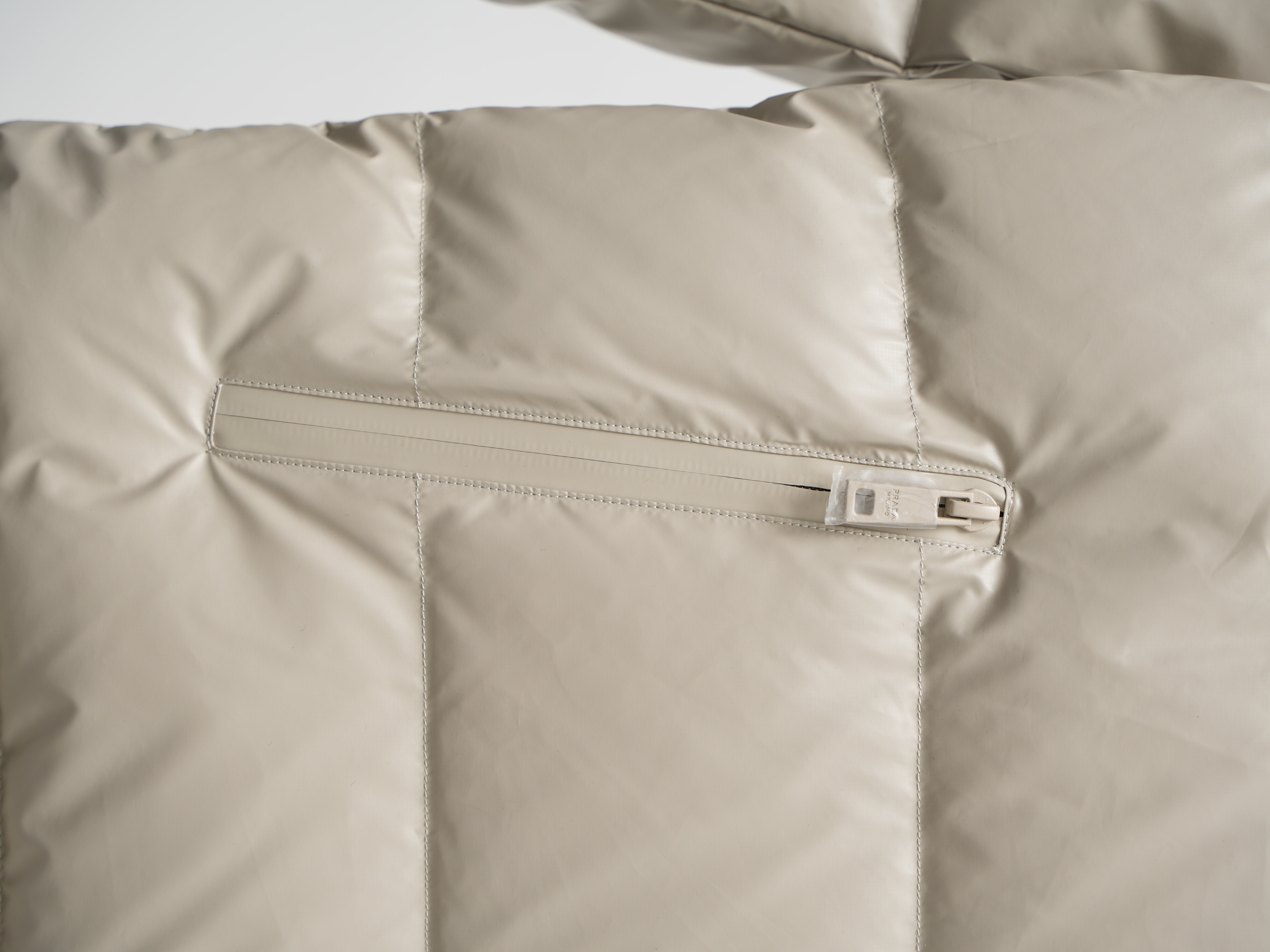 PRADAプラダ 冬のダウンジャケット 旬の新作 ユニセックス