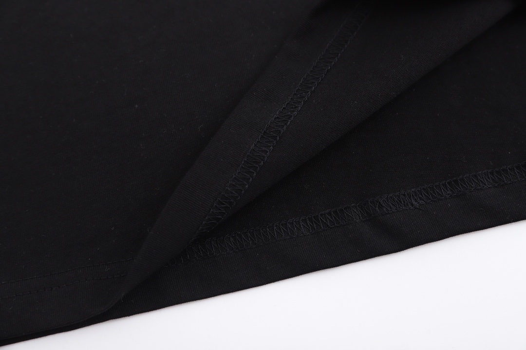 【FENDI 公式旗艦店】フェンディ Tシャツ ご好評に付き再入荷！黒 白