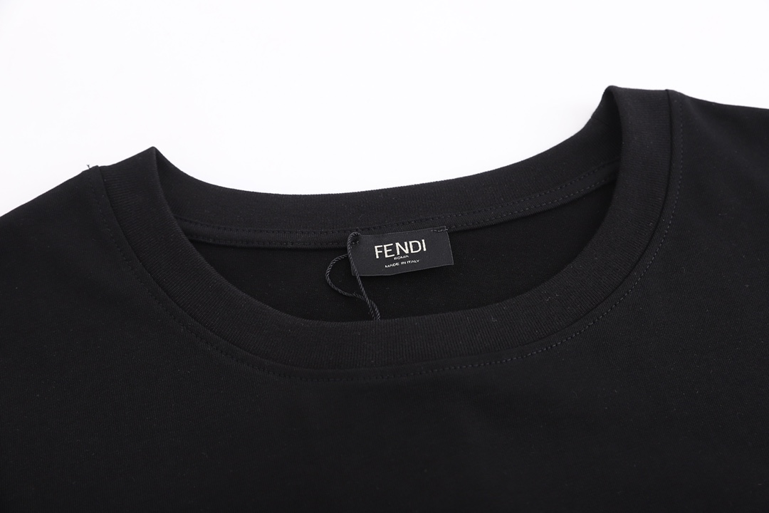 【FENDI 公式旗艦店】フェンディ Tシャツ ご好評に付き再入荷！黒 白