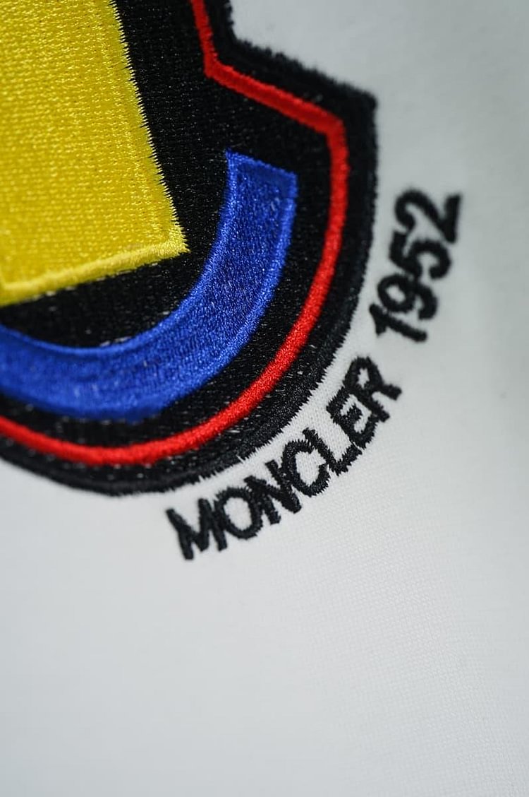 【Moncler 】（モンクレール）男女兼用、ご好評に付き再入荷！