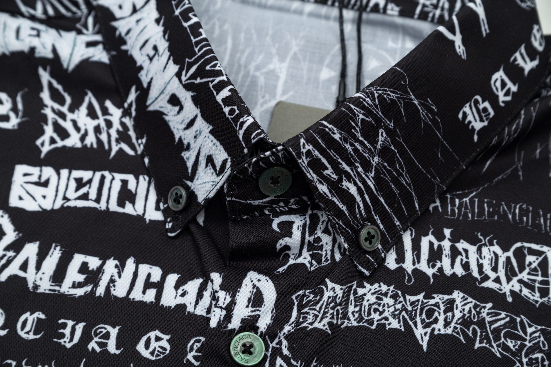 【BALENCIAGA公式旗艦店】ドラゴン年限定版の弾幕ロゴ シャツ