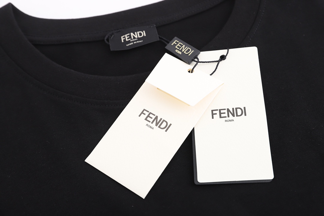 【FENDI 公式旗艦店】フェンディ Tシャツ ご好評に付き再入荷！黒 白