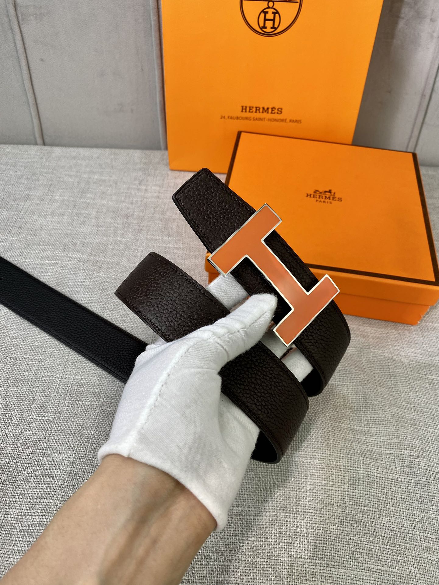 HERMES 両面カーフスキン、上質なスチール製ハードウェア、エナメルバックル、リバーシブル
