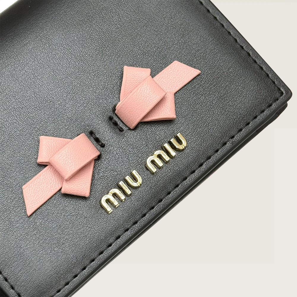 Miu Miu ブラック / ピンク レザー ボウ フラップ カードケース