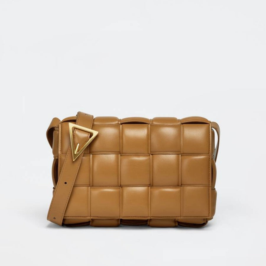 【BOTTEGA VENETA|公式サイトは正規品】多くの雑誌に掲載！2023新作💓おしゃれセレブが夢中！★泉里香、中村アンさん愛用のパデッド カセット