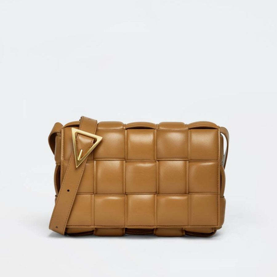 【BOTTEGA VENETA|公式サイトは正規品】多くの雑誌に掲載！2023新作💓おしゃれセレブが夢中！★泉里香、中村アンさん愛用のパデッド カセット