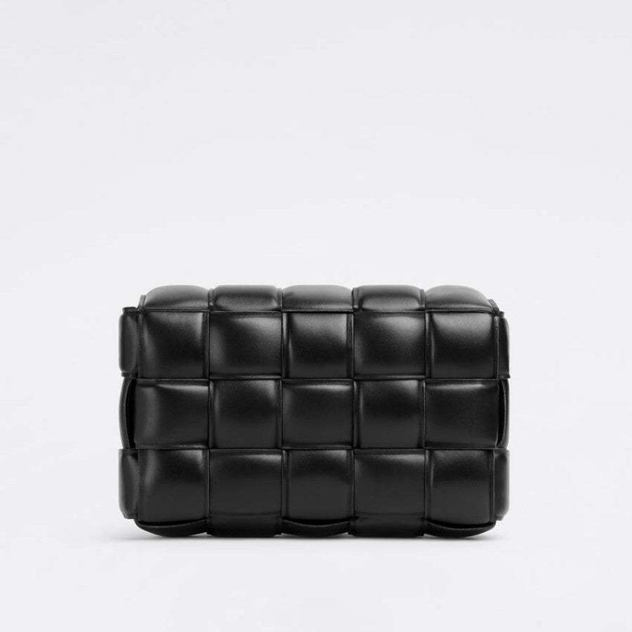 【BOTTEGA VENETA|公式サイトは正規品】多くの雑誌に掲載！2023新作💓おしゃれセレブが夢中！★泉里香、中村アンさん愛用のパデッド カセット