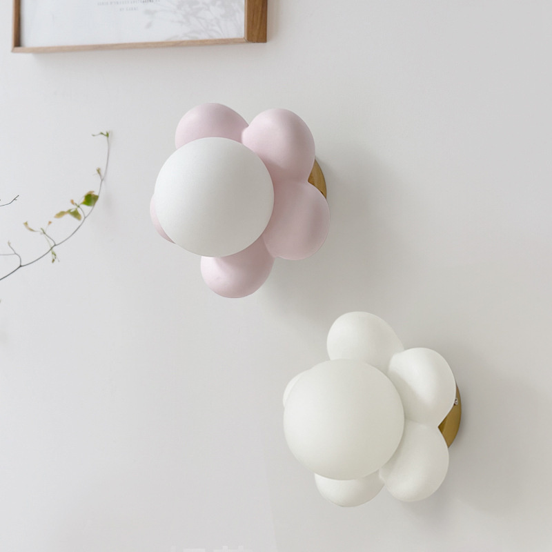 可愛い花 壁掛け ウォールライト シーリングライト  木 ガラス 壁飾り 北欧 1灯 ダイニング おしゃれ led モダン シンプル デザイン 照明 花びら シェードランプ ライト 玄関 リビングルーム 寝室 洗面所 居間用 ホワイト キッチン 新生活 子供部屋