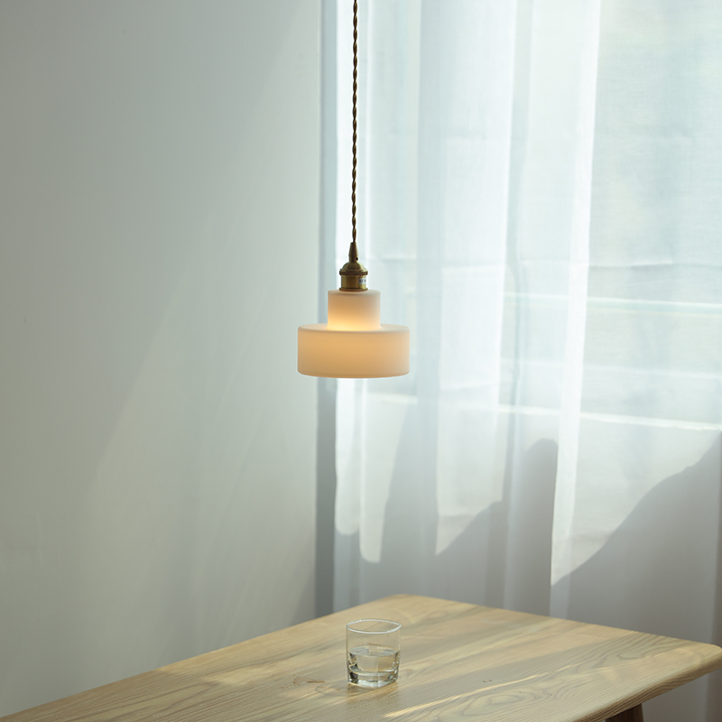 ペンダントライト ダイニング  北欧 ガラス ダクトレール用 アイアン 筒型 1灯 E26口金 led モダン シンプル レトロ デザイン 天井照明 シェードランプ  ライト 玄関 リビング  トイレ 寝室 洗面所 居間用 キッチン 食卓用  可愛い 階段 和風 ホワイト 光 影