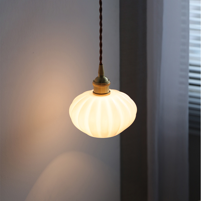 ペンダントライト ダイニング  北欧 ガラス ダクトレール用 真鍮 カボチャ型 1灯 E26口金 led モダン シンプル レトロ デザイン 天井照明 シェードランプ リビング  トイレ 寝室 洗面所 居間用 キッチン 食卓用  可愛い 階段 和風 ホワイト 光 影 丸 小型
