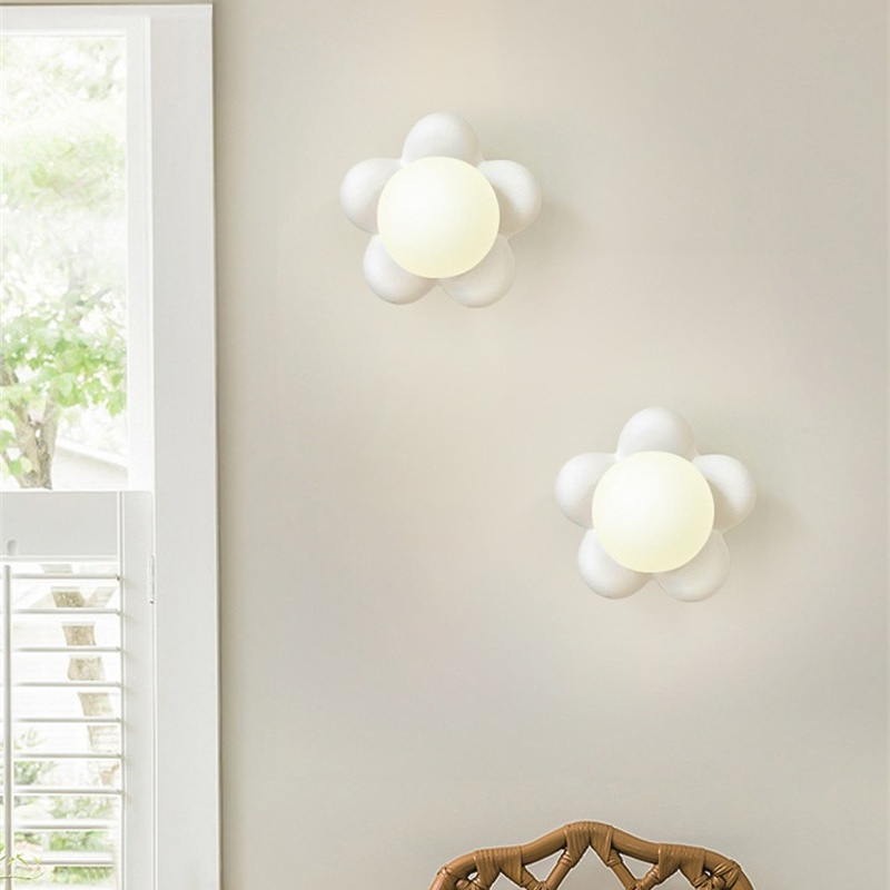 可愛い花 壁掛け ウォールライト シーリングライト  木 ガラス 壁飾り 北欧 1灯 ダイニング おしゃれ led モダン シンプル デザイン 照明 花びら シェードランプ ライト 玄関 リビングルーム 寝室 洗面所 居間用 ホワイト キッチン 新生活 子供部屋