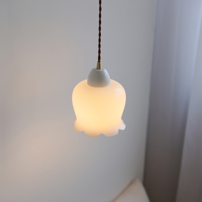 ペンダントライト ダイニング  北欧 ガラス ダクトレール用 陶器 磁器 花びら 1灯 E26口金 led モダン シンプル レトロ デザイン 天井照明 シェードランプ  リビング  トイレ 寝室 洗面所 居間用 キッチン 食卓用  可愛い 階段 和風 ホワイト 光 ギフト 小さい