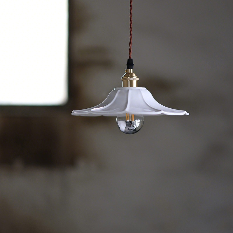 ペンダントライト 北欧 ダイニング 磁器 陶器 アイアン 金属 おしゃれ 1灯 口金E26 LED対応 モダン シンプル 照明 天井照明 シェードランプ 玄関 リビング 寝室 洗面所 居間用 キッチン 簡単取付 引掛けシーリング おしゃれ ダクトレール