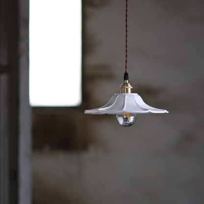 ペンダントライト 北欧 ダイニング 磁器 陶器 アイアン 金属 おしゃれ 1灯 口金E26 LED対応 モダン シンプル 照明 天井照明 シェードランプ 玄関 リビング 寝室 洗面所 居間用 キッチン 簡単取付 引掛けシーリング おしゃれ ダクトレール