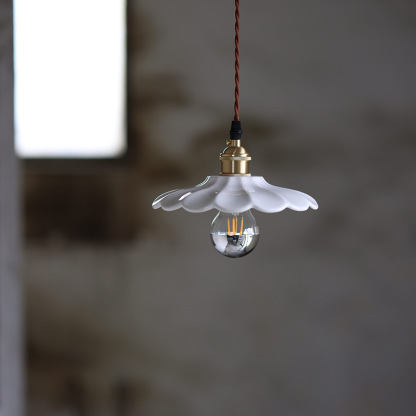 ペンダントライト 北欧 ダイニング 磁器 陶器 アイアン 金属 おしゃれ 1灯 口金E26 LED対応 モダン シンプル 照明 天井照明 シェードランプ 玄関 リビング 寝室 洗面所 居間用 キッチン 簡単取付 引掛けシーリング おしゃれ ダクトレール