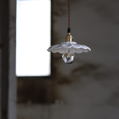 ペンダントライト 北欧 ダイニング 磁器 陶器 アイアン 金属 おしゃれ 1灯 口金E26 LED対応 モダン シンプル 照明 天井照明 シェードランプ 玄関 リビング 寝室 洗面所 居間用 キッチン 簡単取付 引掛けシーリング おしゃれ ダクトレール