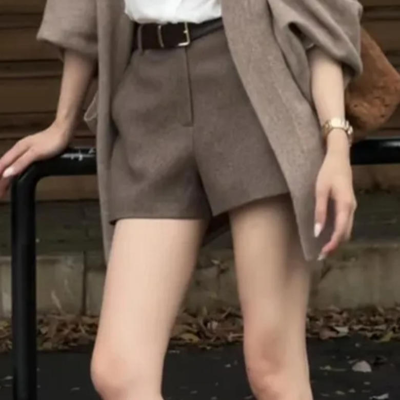 時尚老錢風三件套｜淺咖針織開衫 | 白色襯衫｜咖色短褲｜秋季質感穿搭